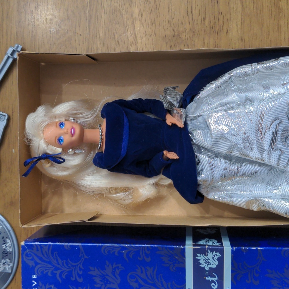 Avon Special Edition Winter Barbie 1995 - Picture 2 of 4